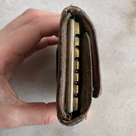 LOUIS VUITTON Monogram 6 Key Holder (CT4127) - Picture 8 of 10